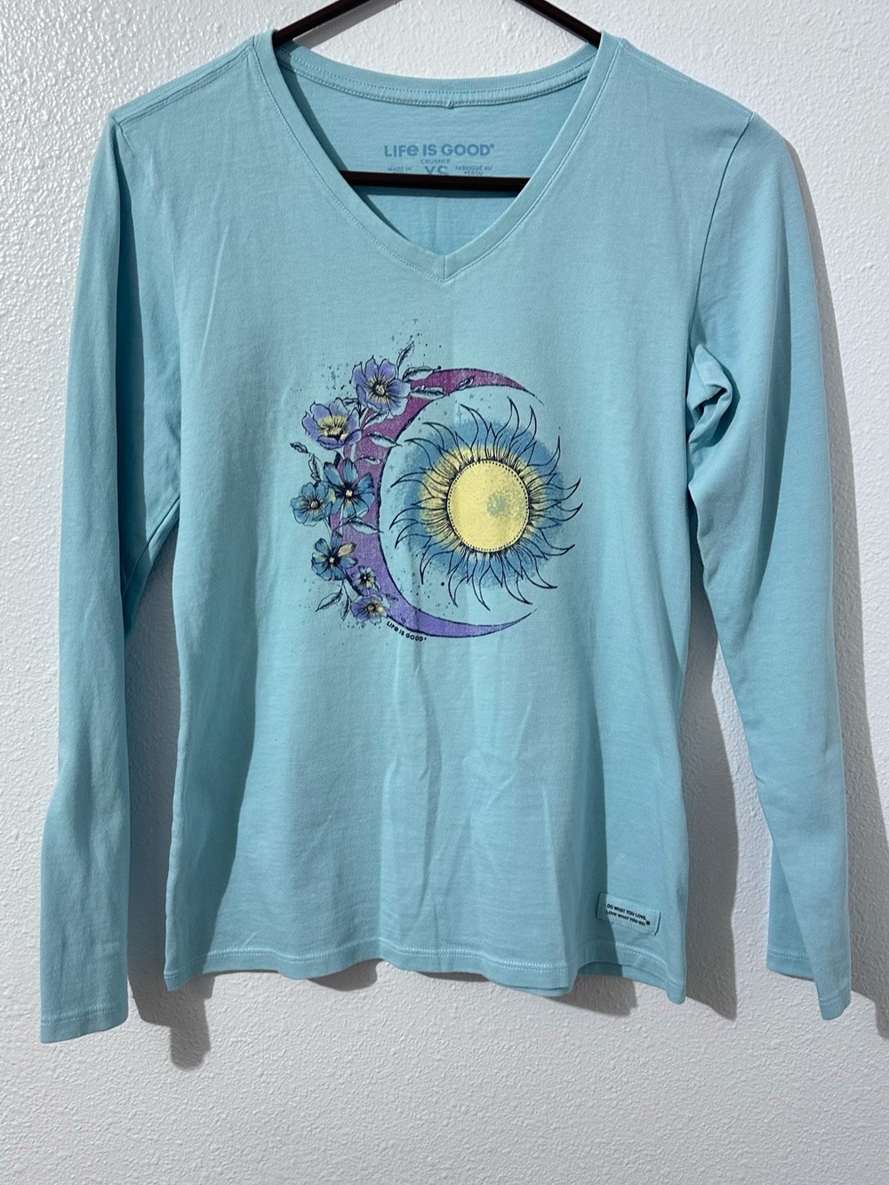 Life is Good Women’s Light Blue V-Neck Graphic Long Sleeve Top XS